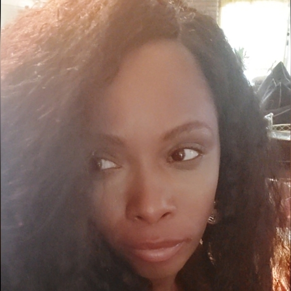 💗I'm Lucy, your Boutique Posher! 💗 - Picture 5 of 12